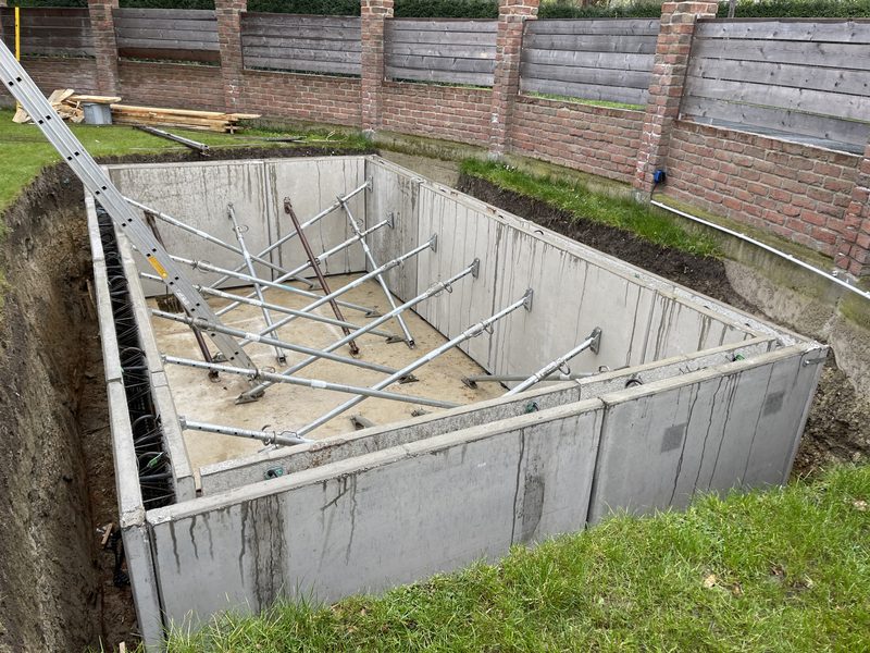 Schwimmbecken aus Stahlbeton im Garten